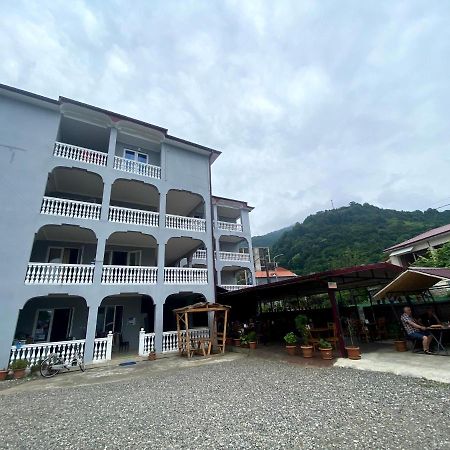 Hotel Beliy Dom Kvariati Esterno foto