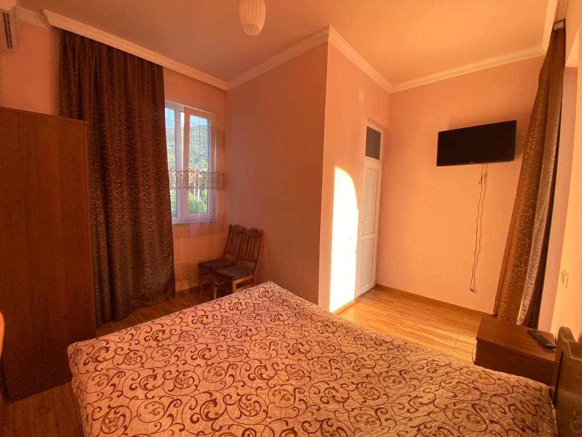 Hotel Beliy Dom Kvariati Esterno foto