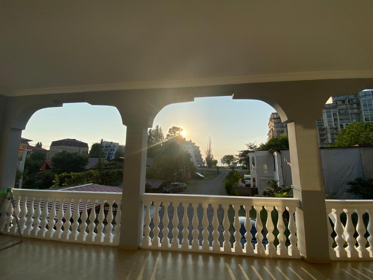 Hotel Beliy Dom Kvariati Esterno foto