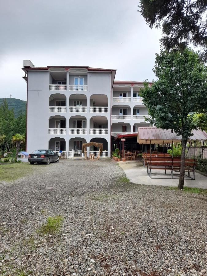 Hotel Beliy Dom Kvariati Esterno foto