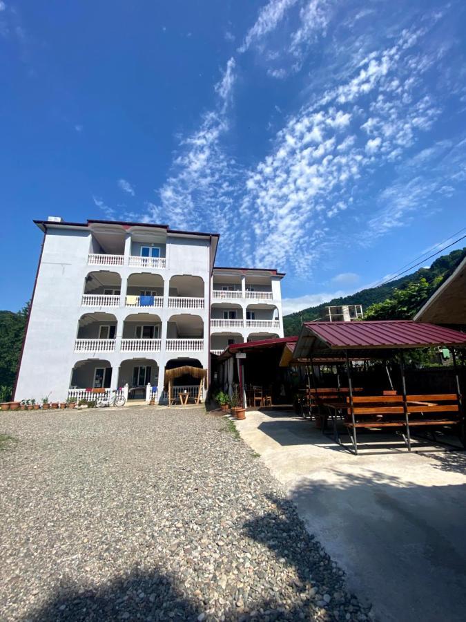 Hotel Beliy Dom Kvariati Esterno foto