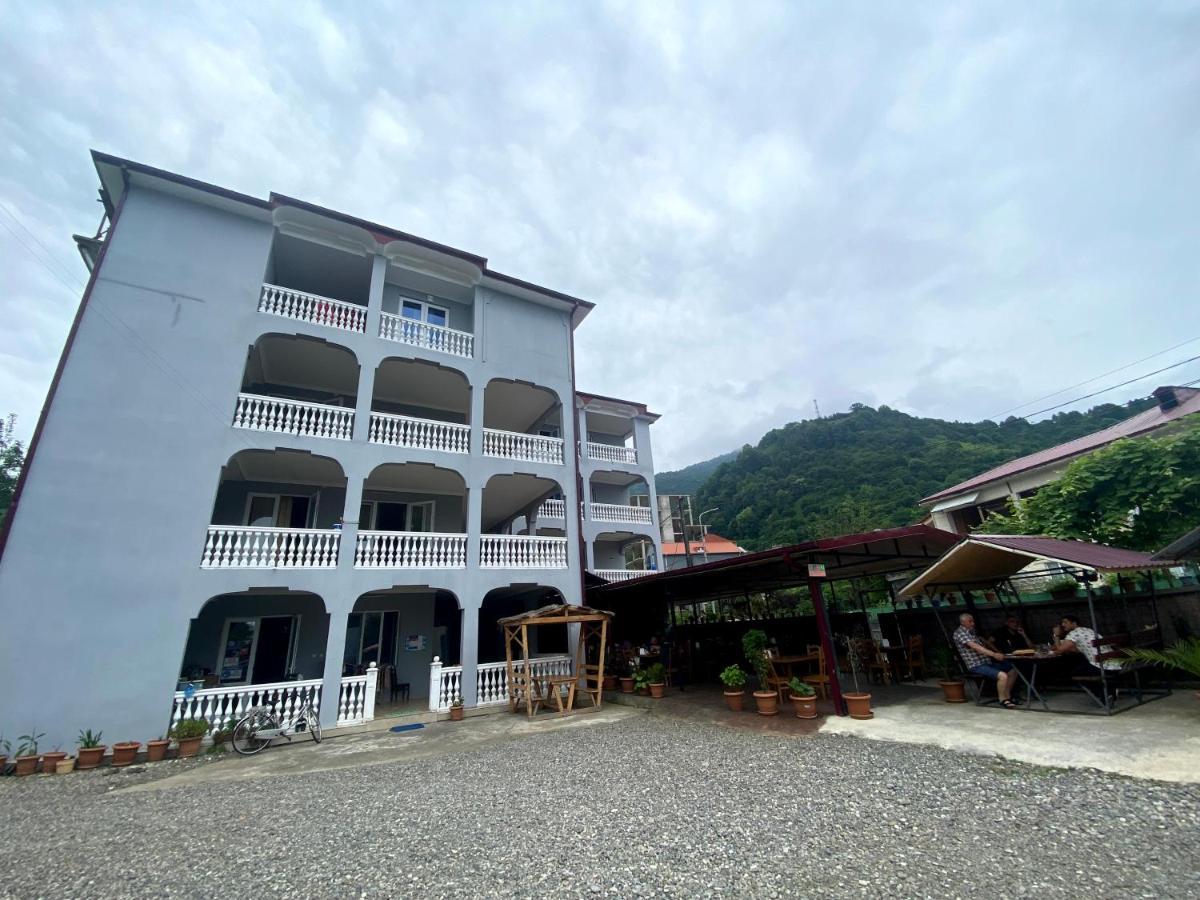 Hotel Beliy Dom Kvariati Esterno foto