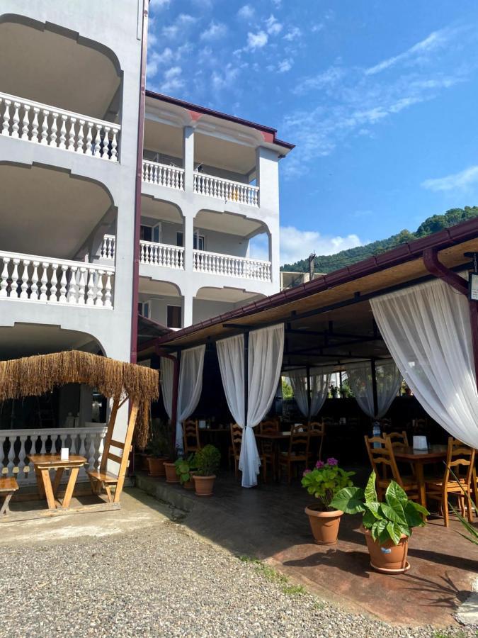 Hotel Beliy Dom Kvariati Esterno foto