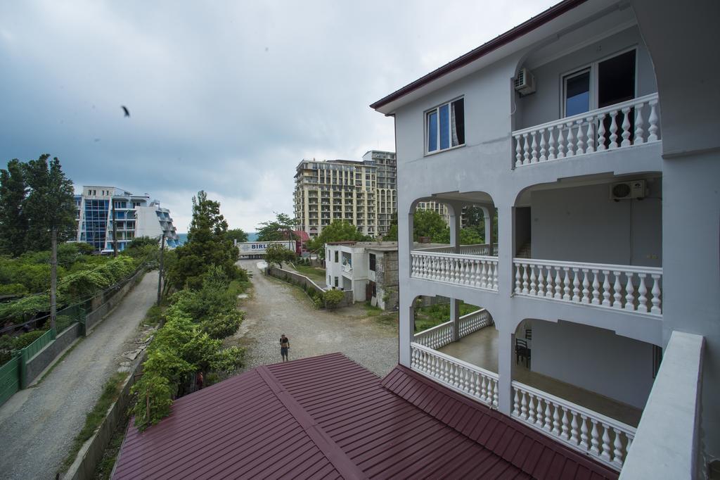 Hotel Beliy Dom Kvariati Esterno foto